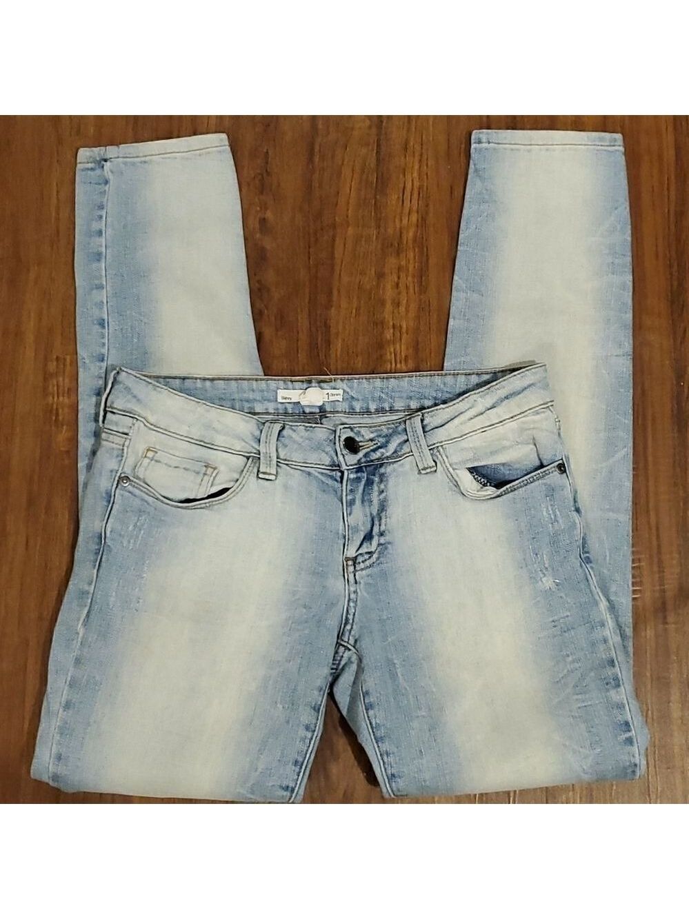 2.1 denim 32 around waist/hips, 8in rise, 29.5 long skinny